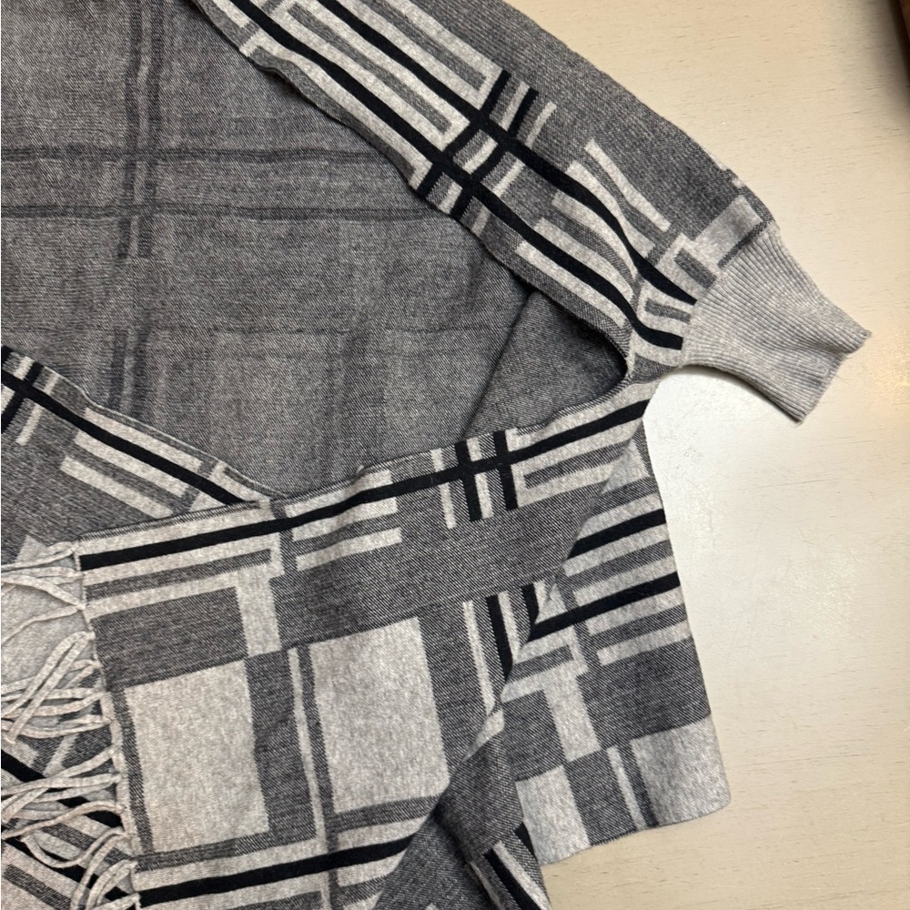 Gray and Black Plaid Women's Sweater wrap Short Sleeve with fringe EUC one size - Picture 3 of 7